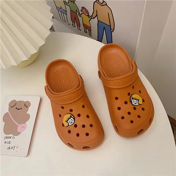 Casual Indoor Summer New Style Men's Clog Shoes Cartoon INS Couple Beach Slippers Anti-slip Women Nurse Shoes Plastic Material