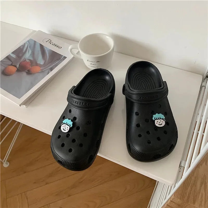 Casual Indoor Summer New Style Men's Clog Shoes Cartoon INS Couple Beach Slippers Anti-slip Women Nurse Shoes Plastic Material